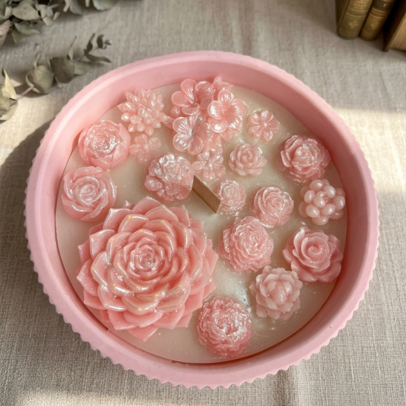 El Yapımı Çiçek Bahçesi Figürlü Pembe Mum – Ahşap Fitilli, Aromaterapi Dekoratif Mum