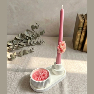 El Yapımı Çiçekli & Kaplı Şamdan Mum Seti – Taş Tozu Tepsili, Çiçek Yüzüklü İnce Mum, Pembe Dekoratif Mum