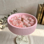 El Yapımı Çiçek Bahçesi Figürlü Pembe Mum – Ahşap Fitilli, Aromaterapi Dekoratif Mum
